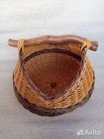 Плетёная корзина с деревянной ручкой