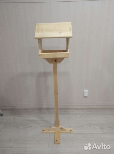 Кормушка для птиц и белок из дерева