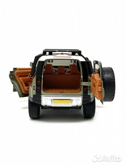 Металлическая модель машины Land Rover Defender