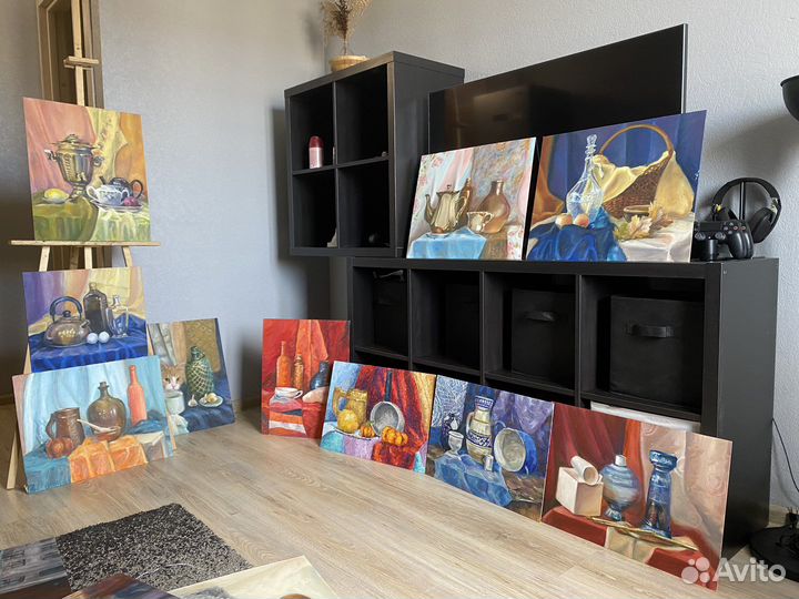 Много картин, натюрморты маслом