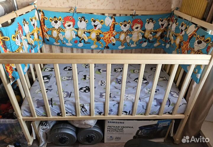 Детская кроватка с маятником