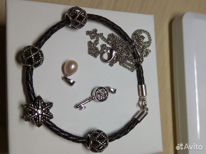Кожаный браслет с шармиками