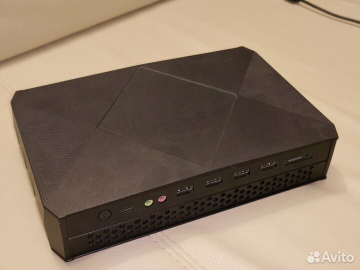 Мини пк Topton. Intel NUC Hades canyon
