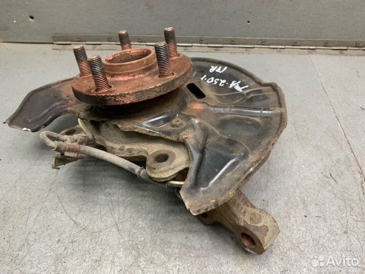 Поворотный кулак передний правый Toyota Avensis