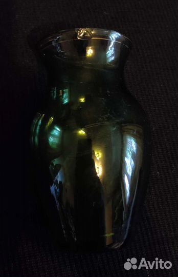 Маленькая зеленая вазочка