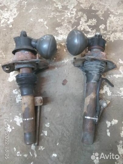 Стойка передняя правая на Ситроен С5 2005 год