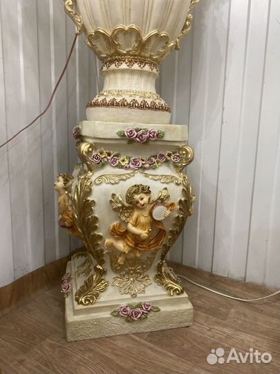 Подставка с вазой