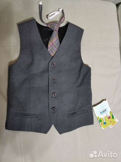 Жилет новый для школьника