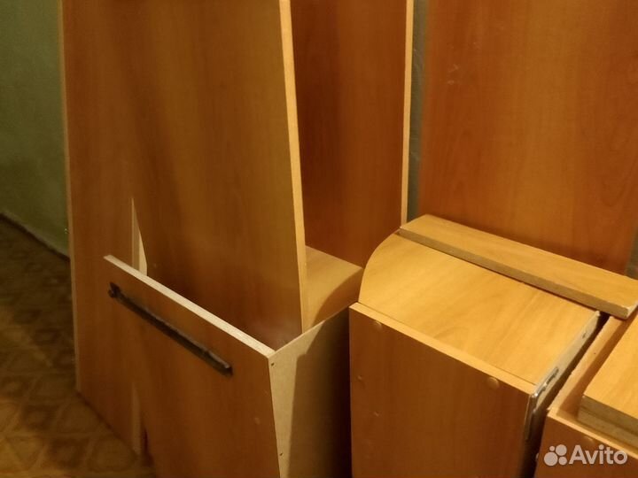 Компьютерный стол с шкафами и полками