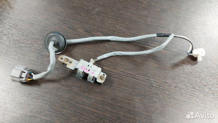 Кнопка закрывания багажника Toyota Land Cruiser