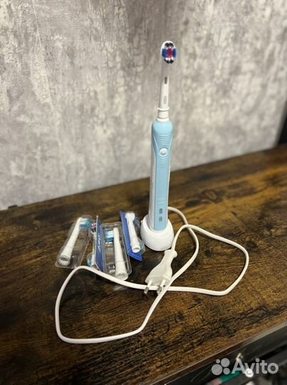 Электрическая зубная щетка oral b