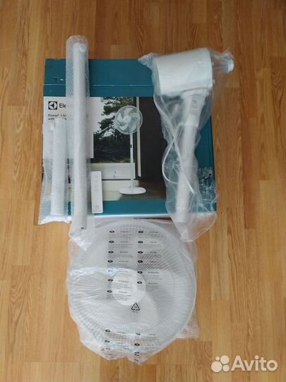 Вентилятор Electrolux EFF-1002i сенсор с пультом