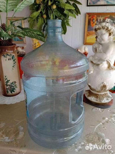 Бутыль 19 литров с ручкой есть и помпа