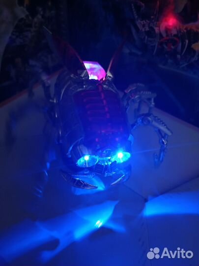 Робот-насекомое на пульте управления