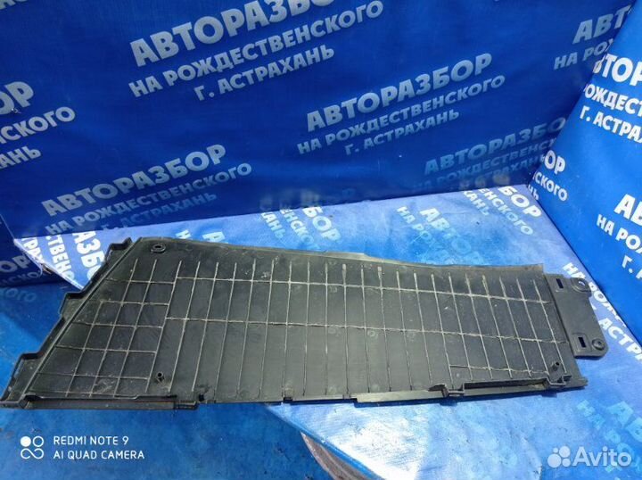 Боковая накладка центральной консоли Nissan