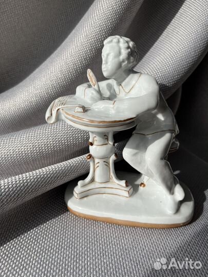 Фарфоровая статуэтка 