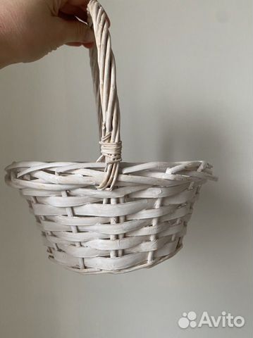 Белая корзина плетеная