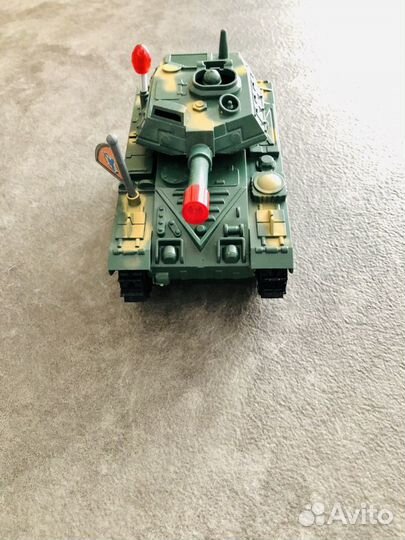 Танк игрушка