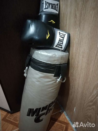 Боксерская груша и перчатки