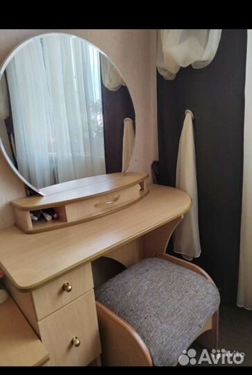 Туалетный столик с зеркалом и пуф