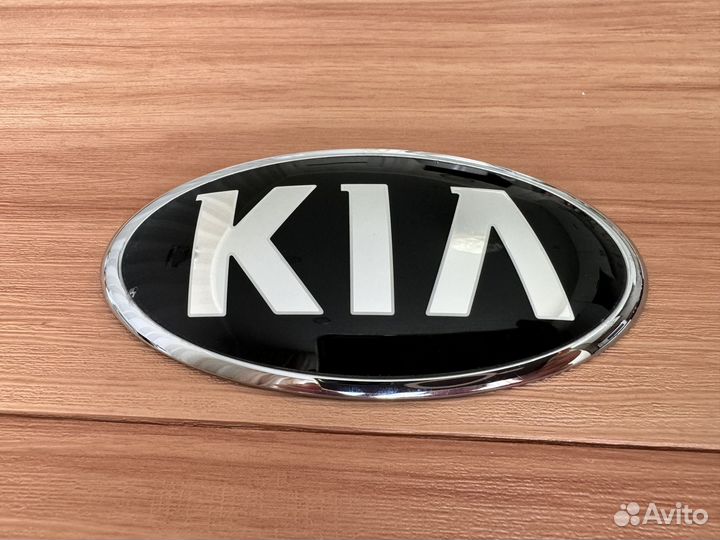 Эмблема крышки багажника Kia Rio 4