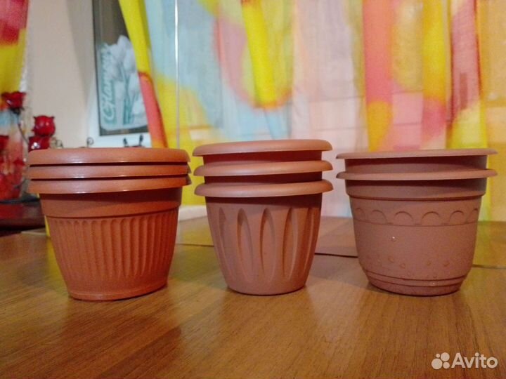 Горшки цветочные много с поддонами