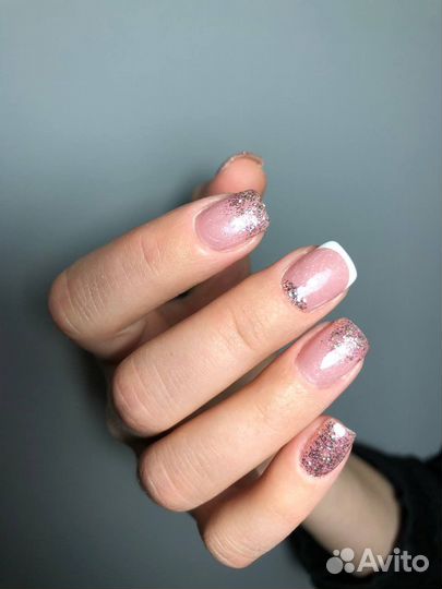 Мастер маникюра в кабинете