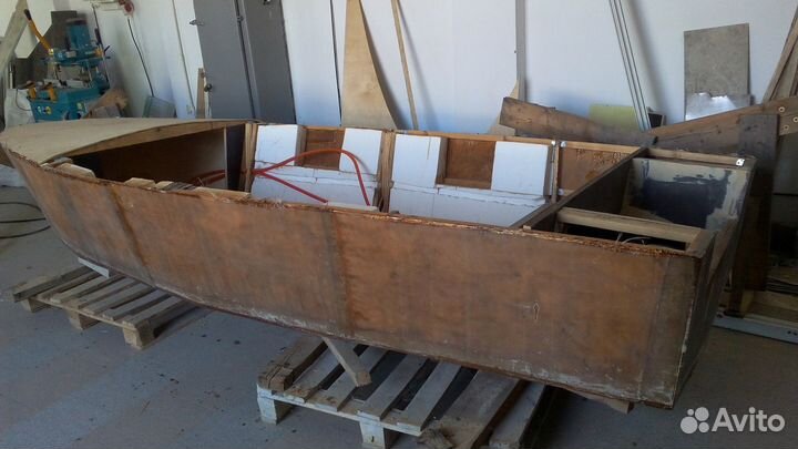 Продам моторную лодку