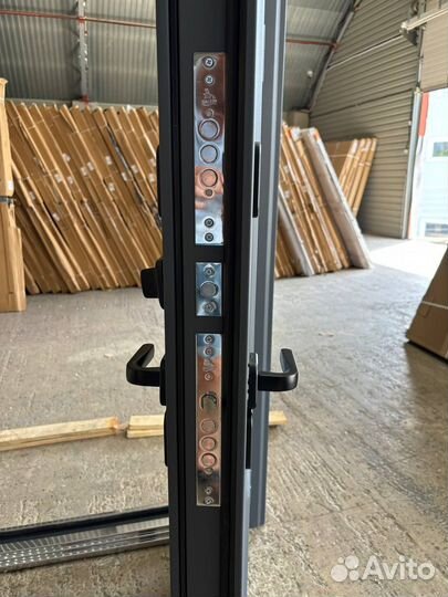 Дверь входная, коттеджная, с терморазрывом