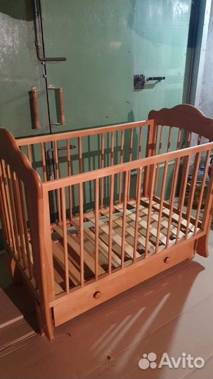 Детская кроватка с продольным маятником