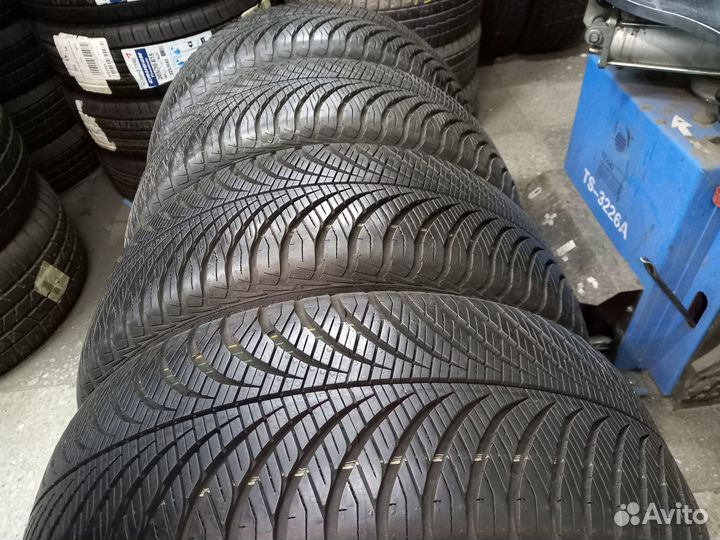 Goodyear Vector 4Seasons Gen-2 215/55 R17 94V