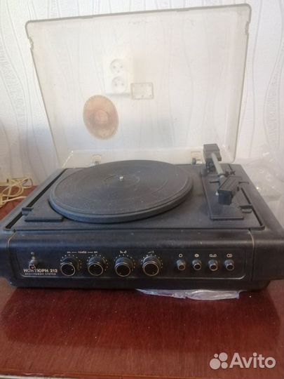 Виниловые пластинки и проигрыватель