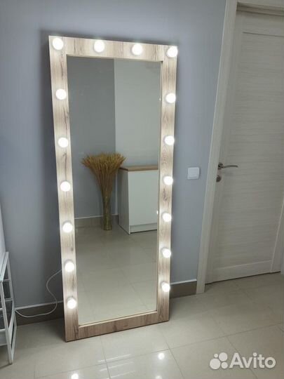 Гримерное зеркало с лампочками