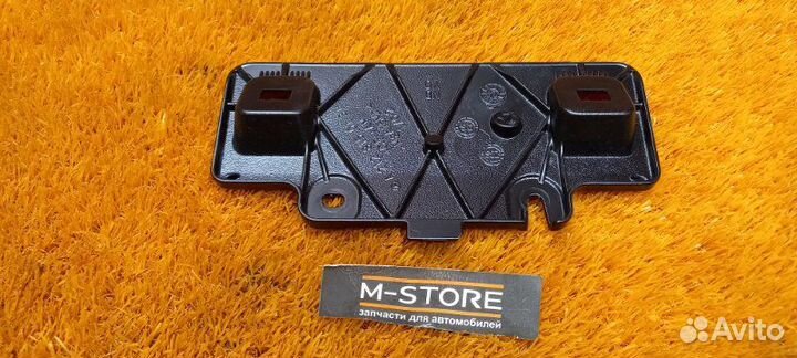 Кронштейн потолочной ручки передний левый