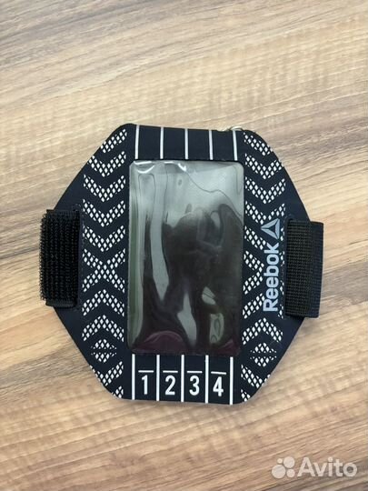 Чехол на телефон на руку для бега Reebok