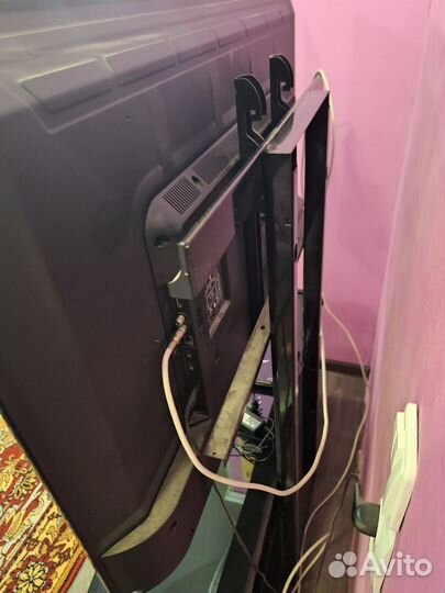 Стеклянная тумба под телевизор с кронштейном