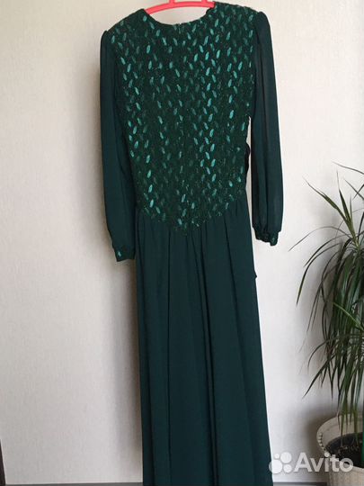 Вечернее платье сверкающе изумрудного цвета