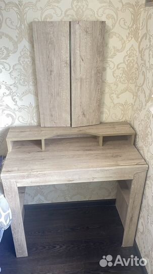 Туалетный столик с зеркалом