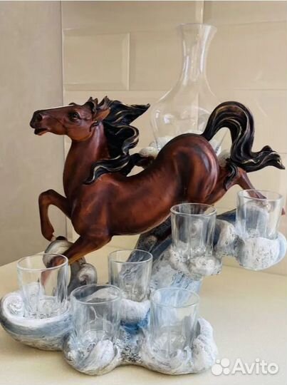 Декоративная статуэтка лошади с графином и рюмками