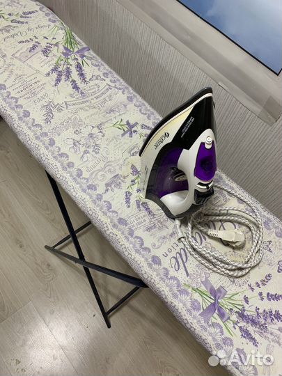 Гладильная доска с утюгом