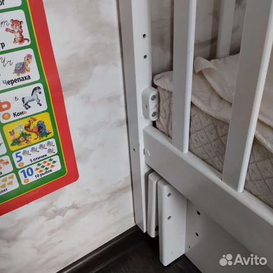 Детская кроватка с маятником и матрасом