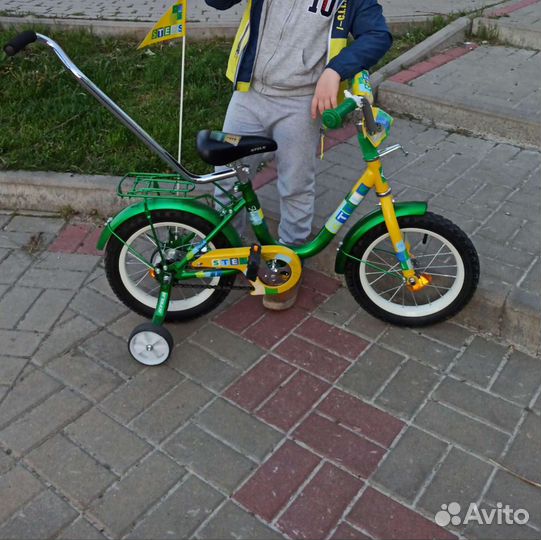 Детский велосипед с ручкой