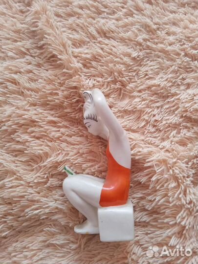 Статуэтка девушка с зеркалом