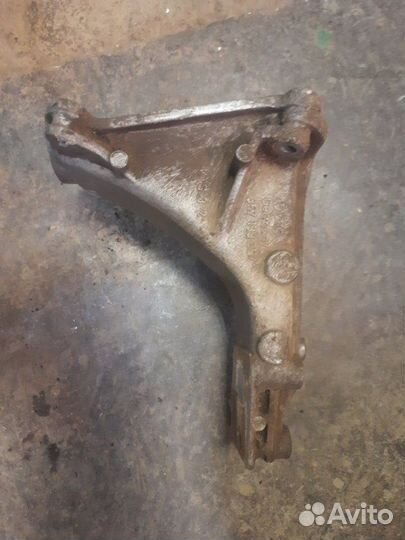 Кронштейн опоры двигателя правый Volkswagen Passat