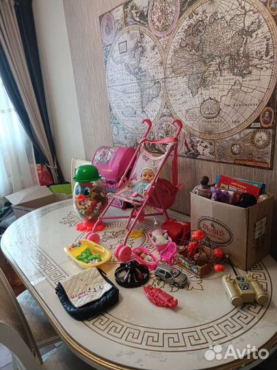 Коробка с игрушками. Пупс, конструктор, мебель