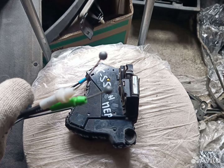 Замок двери Toyota Camry V50 55
