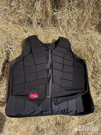 Защитный жилет скаковой каска