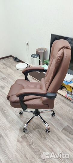 Компьютерное кресло с подножкой и массажем