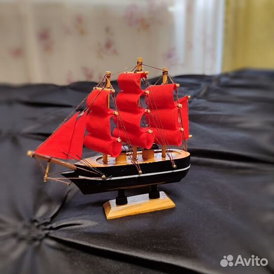 Корабль парусник с красными парусами фэн-шуй, 13см