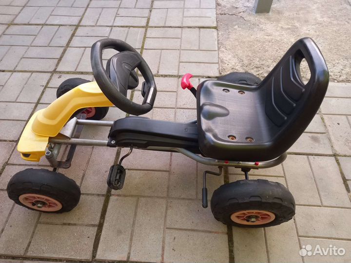 Детский автомобиль на педалях